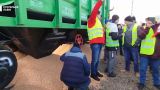Польские фермеры высыпают украинское зерно из вагонов на границе