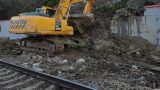 Оползень вынес на участок железной дороги Дагомыс-Сочи 70 кубометров грунта