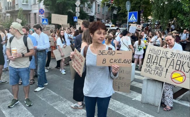 «Зелю — геть!» Протестующие в Киеве дошли до крамолы и требуют отставки Зеленского «Зелю — геть!» Протестующие в Киеве дошли до крамолы и требуют отставки Зеленского