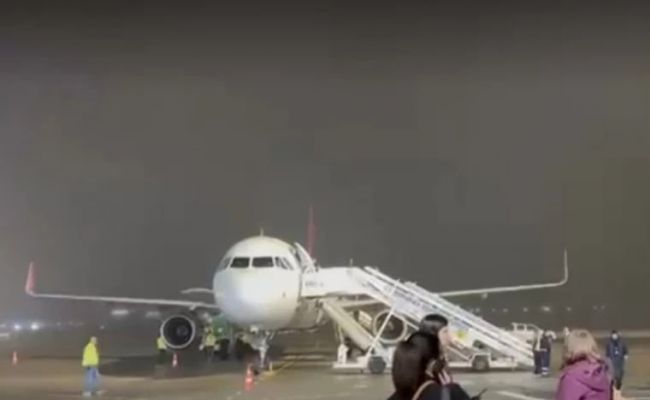 В аэропорту Румынии загорелся самолет: пассажиры успели покинуть судно В аэропорту Румынии загорелся самолет: пассажиры успели покинуть судно