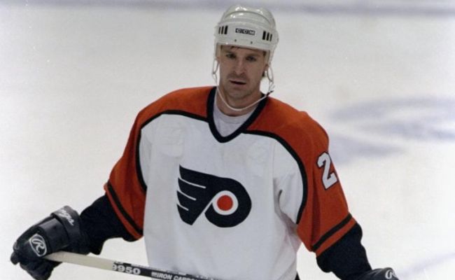 Хоккеист Петр Свобода выставил на аукцион перстень за победу в Кубке Стенли Хоккеист Петр Свобода выставил на аукцион перстень за победу в Кубке Стенли