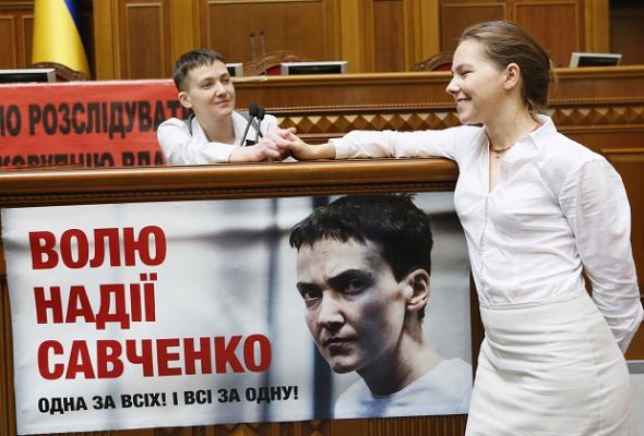 Во время открытия детсада за спиной Порошенко упала сосулька Во время открытия детсада за спиной Порошенко упала сосулька