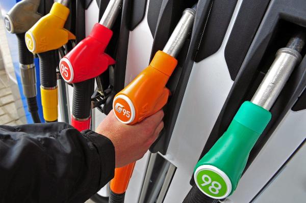 СМИ: цена на бензин вырастет на рубль за литр
