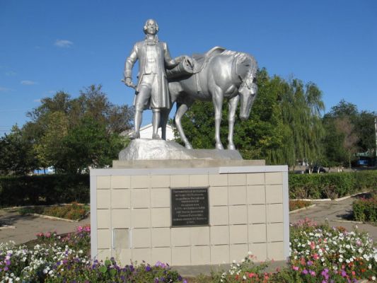 Памятник географу Петру Симону Палласу, в честь которого назван город