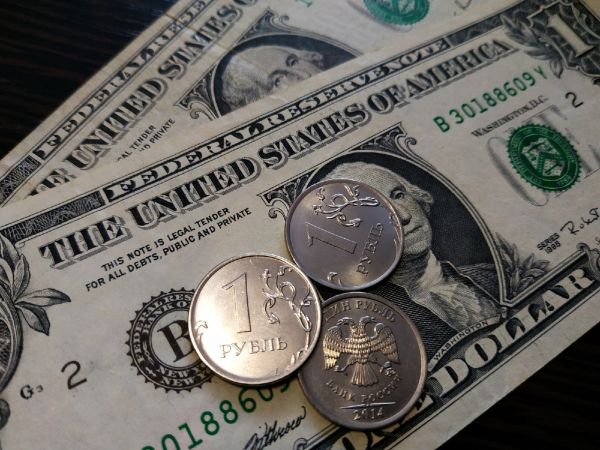 Доллар упал до 72 руб./$1 в первый раз с 11 марта