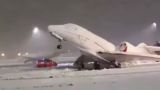 Самолет в аэропорту Мюнхена не выдержал веса снега и встал на дыбы