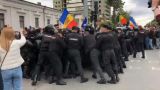 Молдавские комбатанты столкнулись с полицией при штурме парламента