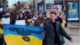 В Киеве молодежь вышла собирать деньги для ВСУ под флагом с нацистским орлом — видео
