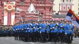 Сербские гвардейцы прошли строем по Красной площади на параде Победы