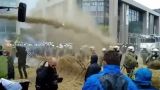 В Голландии протестующие фермеры применили против полиции «дерьмомёт»
