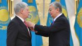Президент Казахстана вручил российскому послу орден «Дружба»