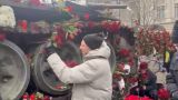 Немцы усыпали цветами установленный в Берлине подбитый российский танк — видео