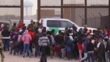 Байден допустил хаос на границе с Мексикой: поток мигрантов нарастает
