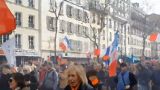 По Парижу идет многотысячный марш за прекращение поставок оружия Украине