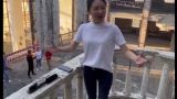 Китайская оперная певица спела «Катюшу» на руинах театра в Мариуполе