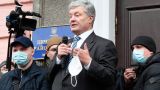 Теперь выспится: суд по избранию меры пресечения Порошенко отложили