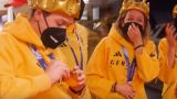 «Не прыгайте в них!» — медали олимпийских чемпионов рассыпаются у них в руках