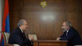 Руководство Армении самоизолировалось: Рождество без премьера и президента
