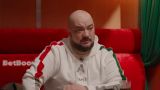 Звезду Comedy Club увезли в больницу на скорой после спектакля в Москве