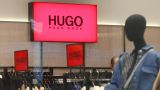 Шившая форму Третьему рейху Hugo Boss активно судится в России
