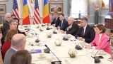 «Защитите демократию в Молдавии»: премьер Румынии просит США «не бросать Санду»