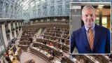 Защелкнулся на ночь: в Бельгии депутат парламента чуть не задохнулся в туалете