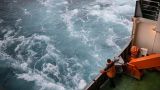 На Амуре в ледяном плену оказалась баржа с экипажем на борту