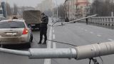 На Шулявском мосту в Киеве столбы освещения упали прямо на автомобили