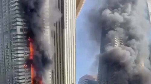 В Дубае продолжает гореть 67-этажный жилой небоскреб — видео
