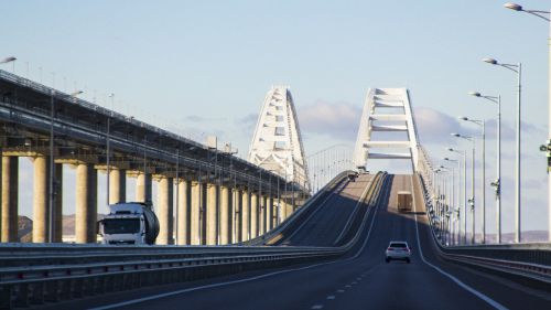 Крымский мост пустеет: крымчанам приходится ехать за бензином за Краснодар