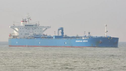 Российский танкер продолжает путь по Ла-Маншу: британский корабль отключил передатчик