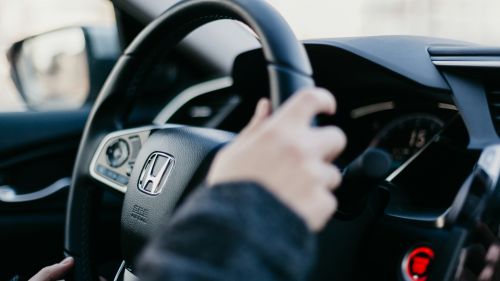 Прическа 84-летнего главного инженера Honda затмила все его патенты