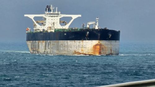 The tanker for Venezuelan oil does not give up: The US Coast Guard is waiting for help