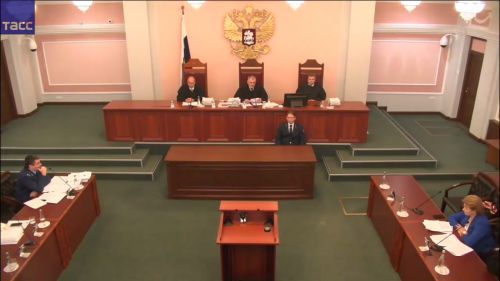 Hood and black mask: The victim of the "Valley scheme" appeared at the Supreme Court hearing