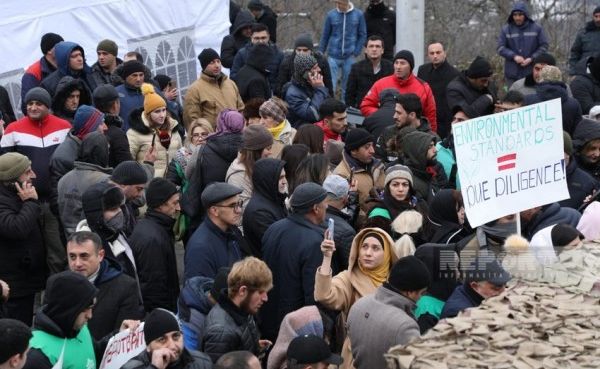 Лачинский коридор перекрыт больше суток: активисты стягиваются из Баку