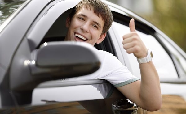 В Госдуме предлагают разрешить водить машины с 16 лет