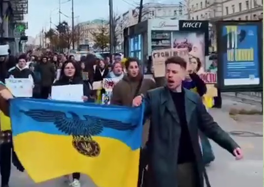 In Kyiv, young people came out to collect money for the Ukrainian Armed Forces under a flag with a Nazi eagle – video: EADaily