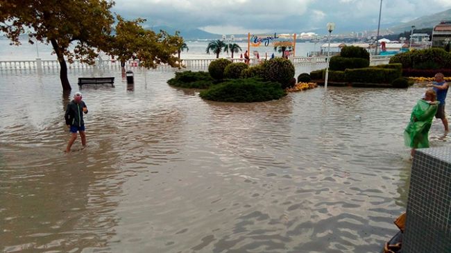 В Геленджике из-за подтоплений эвакуировано более 1,5 тысячи человек