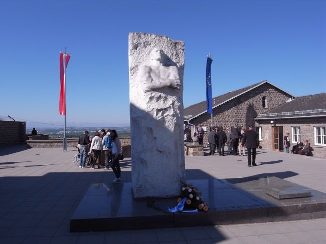 Памятник генералу Карбышеву на территории бывшего концентрационного лагеря Маутхаузен.