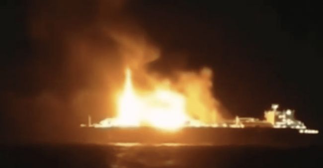 Экипаж подорванного в Средиземном море российского газовоза спасся в шлюпке